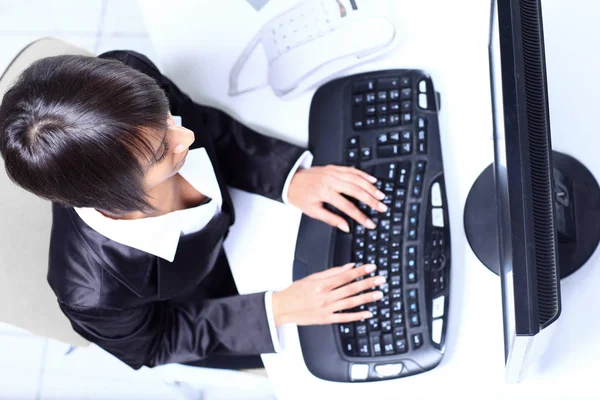 Mãos femininas digitando no teclado do computador — Fotografia de Stock
