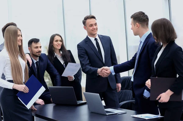 Affärsmän skakar hand — Stockfoto