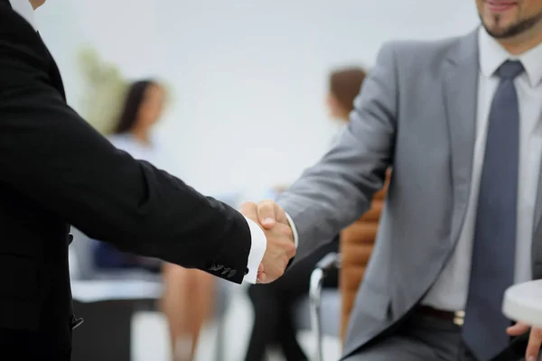 Feliz hombre de negocios sonriente estrechando las manos después de un trato en la oficina — Foto de Stock