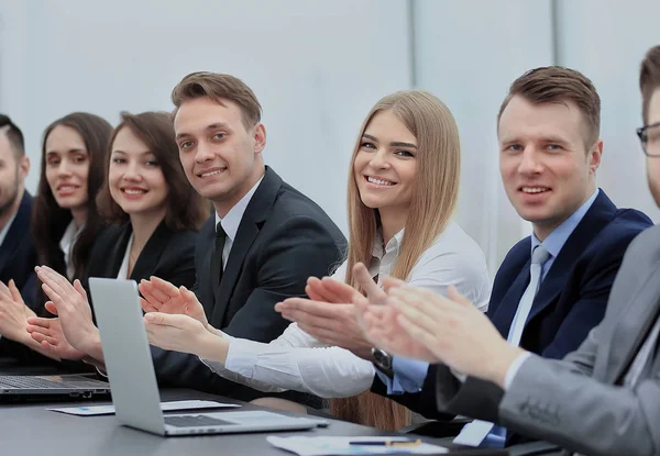 Foto de empresários felizes aplaudindo na conferência — Fotografia de Stock