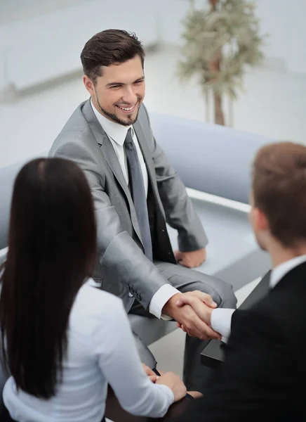 Fericit om de afaceri zâmbitor strângerea mâinilor după o afacere în birou — Fotografie, imagine de stoc