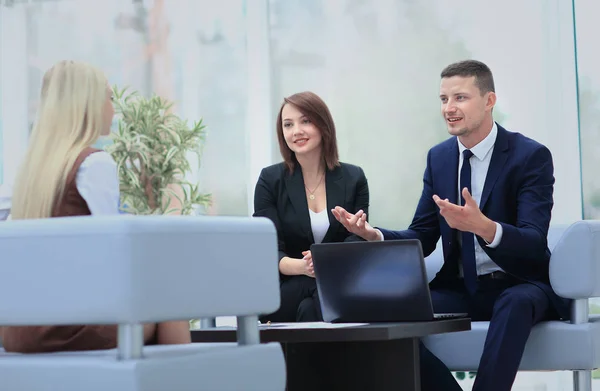 Happy business folk pratar på möte på kontoret — Stockfoto