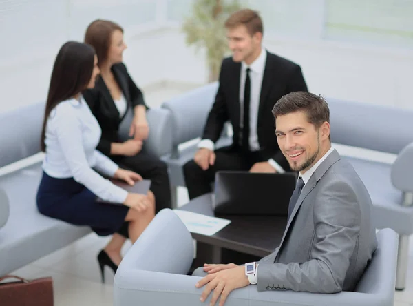 Business team bespreekt samen plannen — Stockfoto