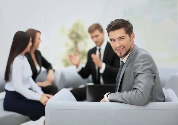 Grupo de socios comerciales discutiendo ideas con su líder en —  Fotos de Stock