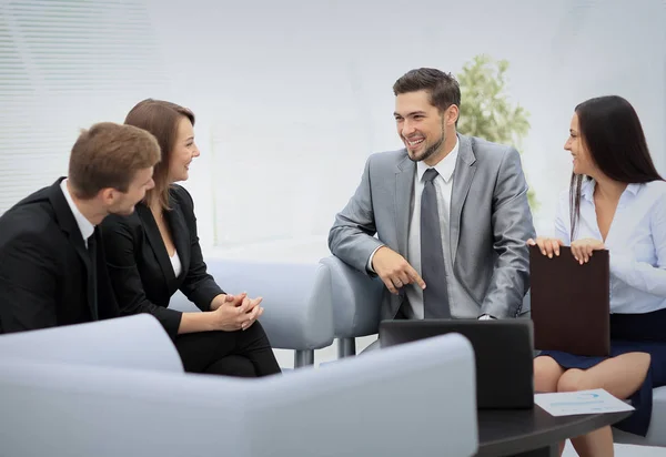 Pessoas de negócios felizes falando sobre reunião no escritório — Fotografia de Stock