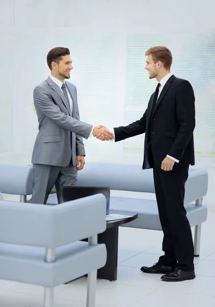 Gente de negocios dándose la mano durante una reunión — Foto de Stock