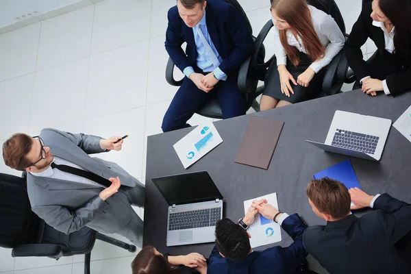 Affari gente avendo consiglio di amministrazione riunione in ufficio moderno — Foto Stock