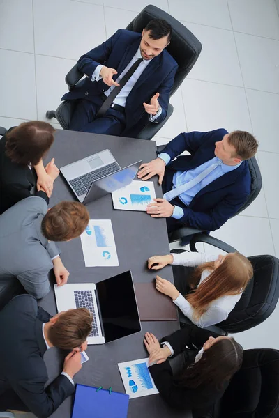 Pessoas de negócios que têm reunião do conselho no escritório moderno — Fotografia de Stock