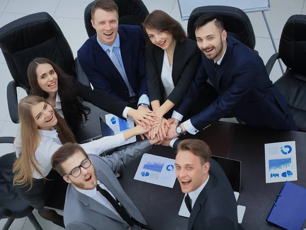 Zakelijke team eenheid met hun handen samen weergegeven: — Stockfoto