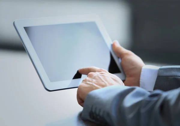 Empresario utiliza la tableta en una oficina moderna —  Fotos de Stock