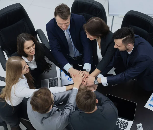 Geschäftsleute zeigen Einigkeit mit gemeinsamen Händen — Stockfoto