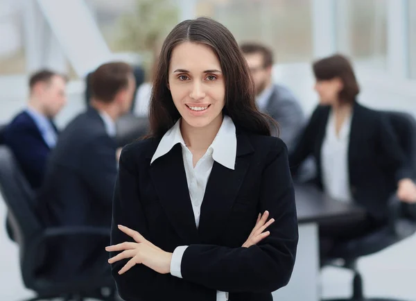 Gesicht einer schönen Frau auf dem Hintergrund von Geschäftsleuten — Stockfoto