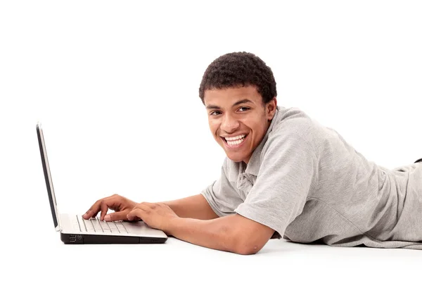 Glücklicher Mann, der am Laptop arbeitet — Stockfoto
