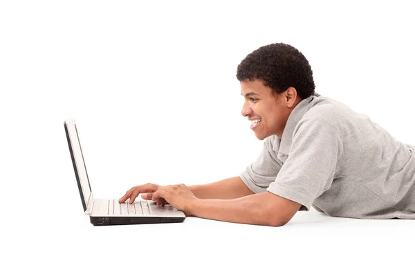 Homem feliz trabalhando no laptop — Fotografia de Stock