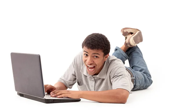 Jovem afro-americano trabalhando no laptop. — Fotografia de Stock