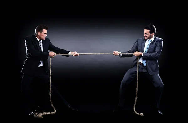 Dois homens de negócios puxando corda em uma competição, isolados em fundo branco — Fotografia de Stock
