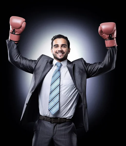 Бізнесмен в костюмі і боксерських рукавичках, святкуючи перемогу — стокове фото