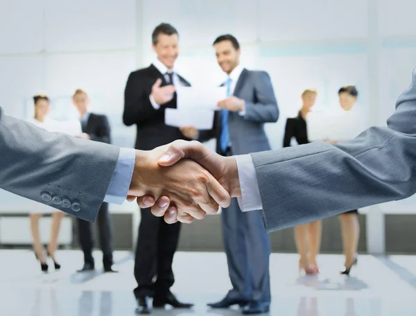 Business handshake e uomini d'affari — Foto Stock