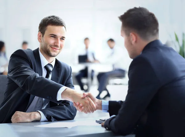 Två affärskollegor skakar hand under mötet — Stockfoto