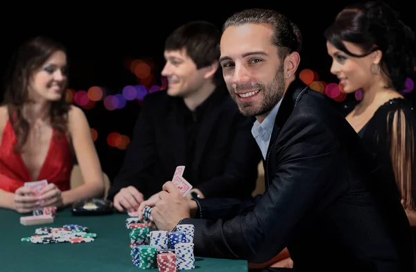 Giocatori di poker seduti intorno a un tavolo in un casinò — Foto Stock