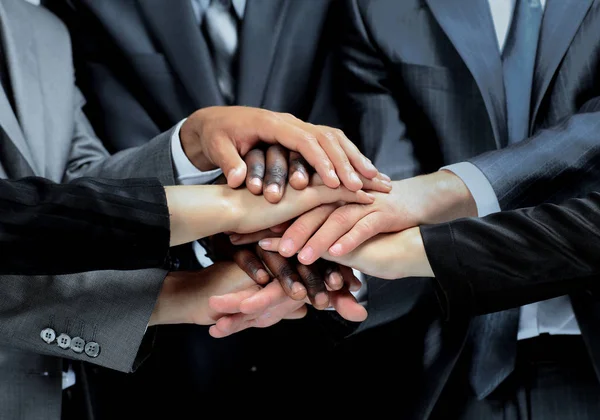 Diverso grupo de trabajadores con las manos juntas en forma de trabajo en equipo — Foto de Stock