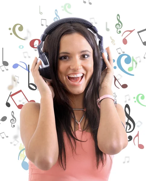 Fiatal nő fülhallgatóval zenét hallgat — Stock Fotó
