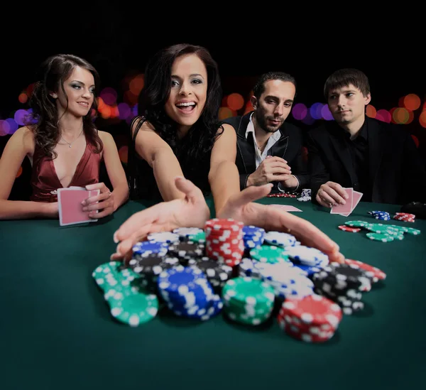 Ung vacker kvinna spelar i kasino — Stockfoto