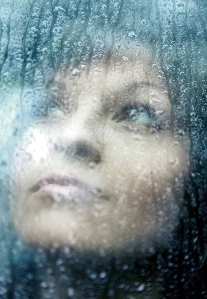 Traurige junge Frau und ein Regentropfen — Stockfoto