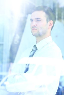 İş adamı pencereden bakıyor