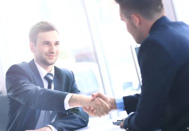 İş adamı ortağıyla anlaşma yapmak için el sıkışıyor.