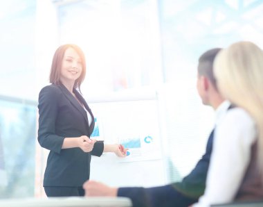 Onu meslektaşları tanıtımı sırasında soru soran iş kadını