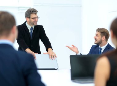 önemli konuları tartışmak için işadamları toplantısında