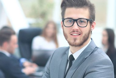 ekibi önünde yakışıklı bir işadamı portresi