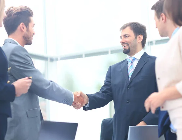 Collega's zitten aan een tafel tijdens een ontmoeting met twee — Stockfoto