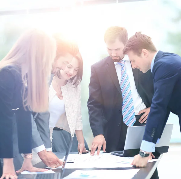 Empresarios que trabajan y discuten juntos en la reunión de — Foto de Stock