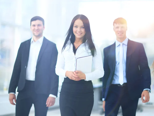 Glad affärsman kommer framför hennes team — Stockfoto