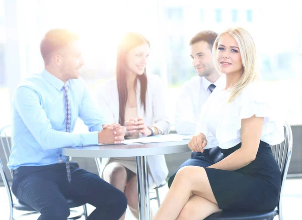 Retrato de una joven y atractiva empresaria sonriente en una reunión — Foto de Stock