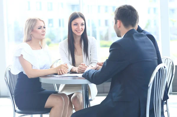 Affärsmöte - manager diskuterar arbetet med kollegorna — Stockfoto