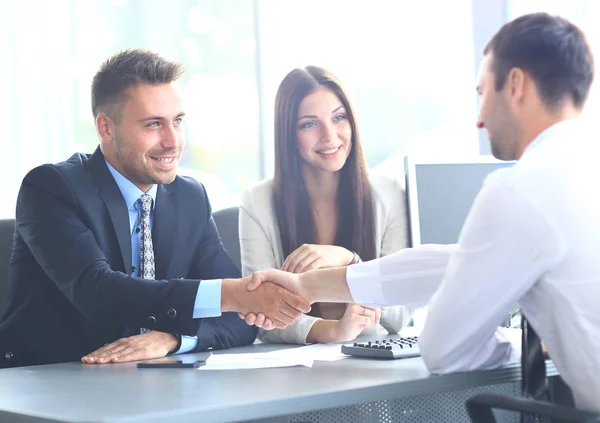 Geschäftsleute schütteln Hände, beenden ein Meeting — Stockfoto