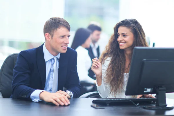 Affärsman och affärskvinna möte i moderna kontoret — Stockfoto