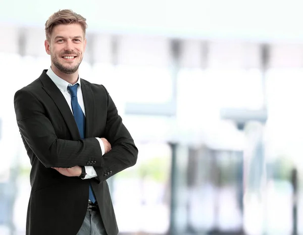 Schöner lächelnder selbstbewusster Geschäftsmann — Stockfoto