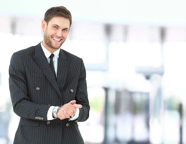 Guapo sonriente confiado retrato de hombre de negocios —  Fotos de Stock