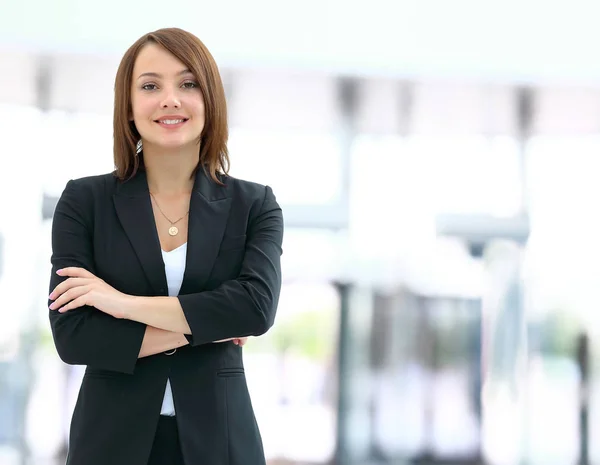 Femme d'affaires moderne dans le bureau avec espace de copie — Photo