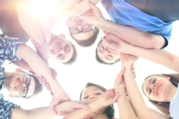 Freundschafts-, Jugend- und Personenkonzept - Gruppe lächelnder Teenager mit übereinander liegenden Händen — Stockfoto