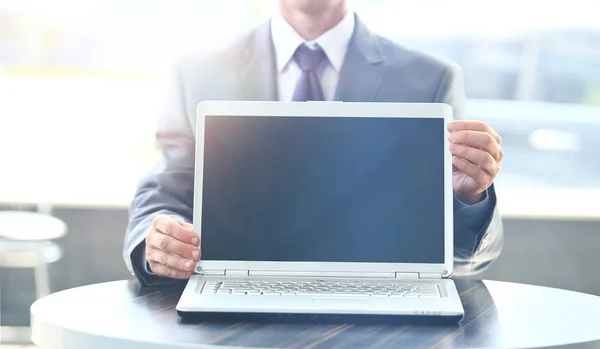 Laptop mit leerem Bildschirm nützlich für die Komposition — Stockfoto