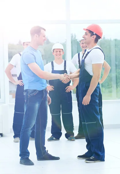 Klant schudden handen met bouwer — Stockfoto