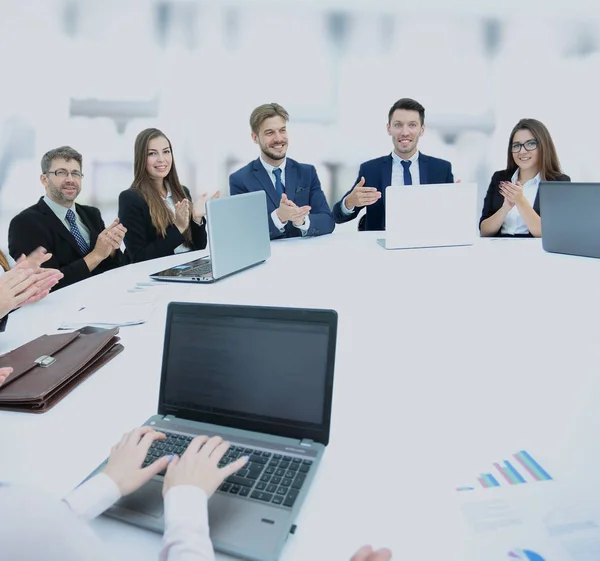 Equipo empresarial, sentado en la mesa redonda sobre fondo blanco . —  Fotos de Stock