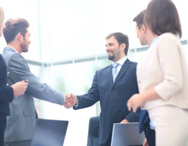 İki ile bir toplantı sırasında bir masada oturan iş arkadaşları
