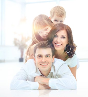 Gülümseyen mutlu ailenin piramidi