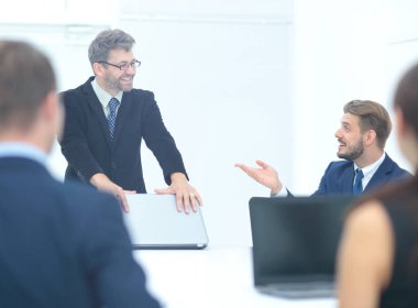 önemli konuları tartışmak için işadamları toplantısında